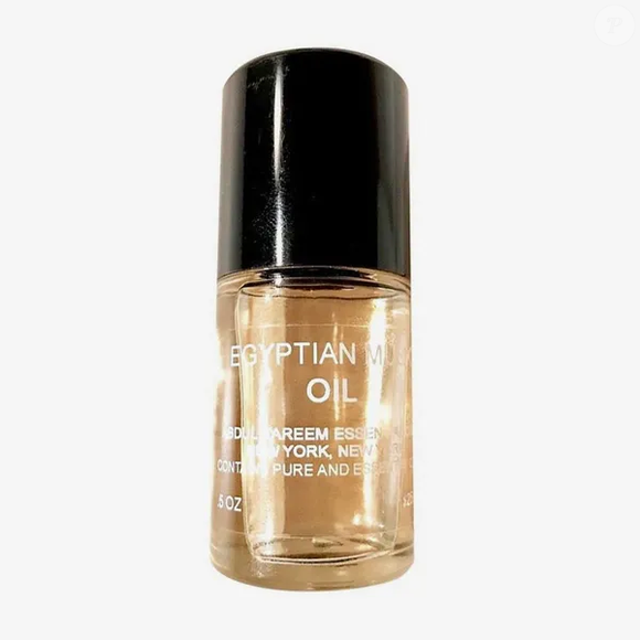 Segundo a New York Magazine, o aroma favorito atribuído à ícone de estilo Carolyn Bessette seria o Egyptian Musk Oil, da marca Abdul Kareem, que custa cerca de 17 dólares, aproximadamente R$ 90 na cotação atual