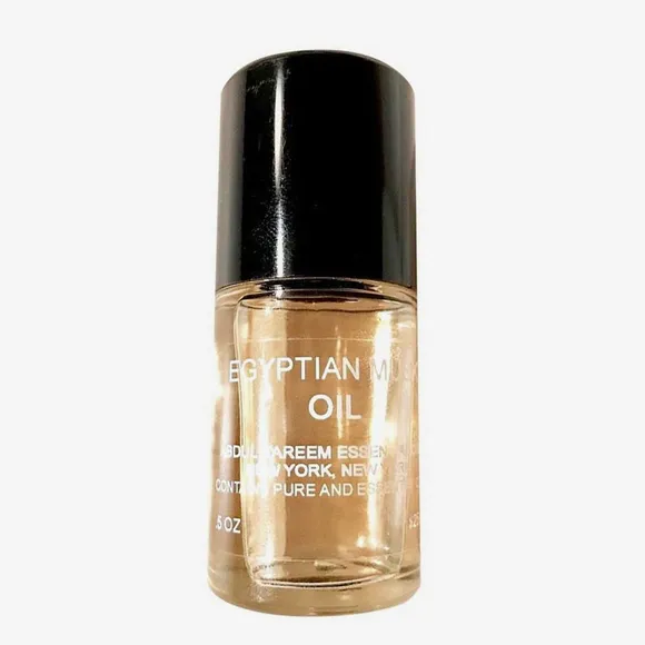 Segundo a New York Magazine, o aroma favorito atribuído à ícone de estilo Carolyn Bessette seria o Egyptian Musk Oil, da marca Abdul Kareem, que custa cerca de 17 dólares, aproximadamente R$ 90 na cotação atual