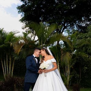 Presente que virou protagonista: o vestido usado por Carina Costa foi um gesto de carinho de Zé Felipe e acabou roubando a cena no casamento