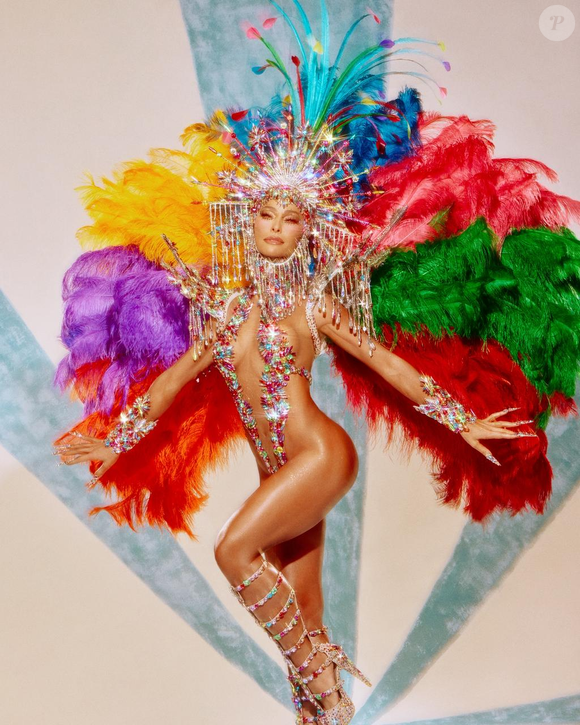 Sabrina Sato está multicolorida para desfilar na Vila Isabel no início da madrugada desta quarta-feira (18), no Rio de Janeiro