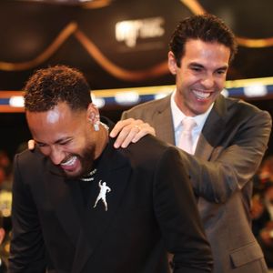 Neymar recebe convidados na sexta edição do leilão beneficente do Instituto Projeto Neymar Jr., realizado em São Paulo; na foto, Kaká ao lado do craque