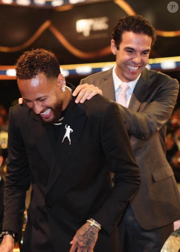 Neymar recebe convidados na sexta edição do leilão beneficente do Instituto Projeto Neymar Jr., realizado em São Paulo; na foto, Kaká ao lado do craque