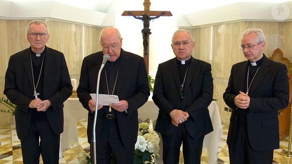 Vaticano, Itália: o cardeal Kevin Farrell, Camerlengo da Igreja Católica, anunciou a morte do Papa Francisco na Casa Santa Marta