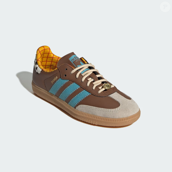 Para quem busca um visual moderno, a combinação do novo Samba inspirado em Woody com calça jeans larga promete ser uma das apostas mais certeiras da temporada