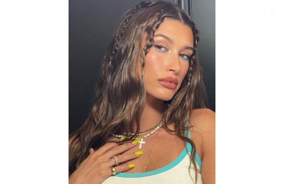 Cabelo solto com mini tranças frontais