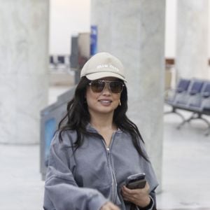 Juliette escolhe conjunto de moletom cinza para viajar 