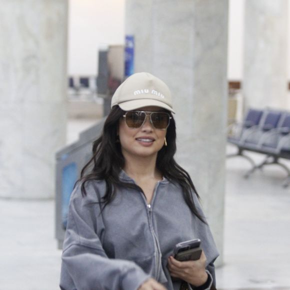 Juliette escolhe conjunto de moletom cinza para viajar 