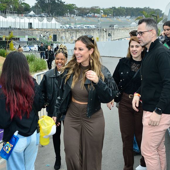 Paolla Oliveira roubou a cena em sua passagem pelo evento de música