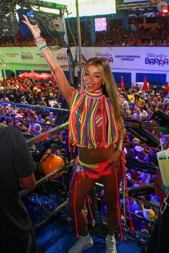 Brunna Gonçalves, dançarina e esposa de Ludmilla, investiu em look megacolorido para o Fervo da Lud em Salvador