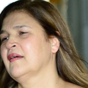 Corpo de Gerson Brenner é velado pela irmã, Cristina: ator morreu aos 66 anos em 23 de março de 2026