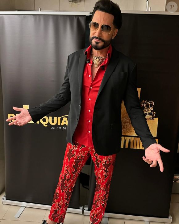 Latino afirmou que treina regularmente, mas a flacidez natural da idade o deixava insatisfeito