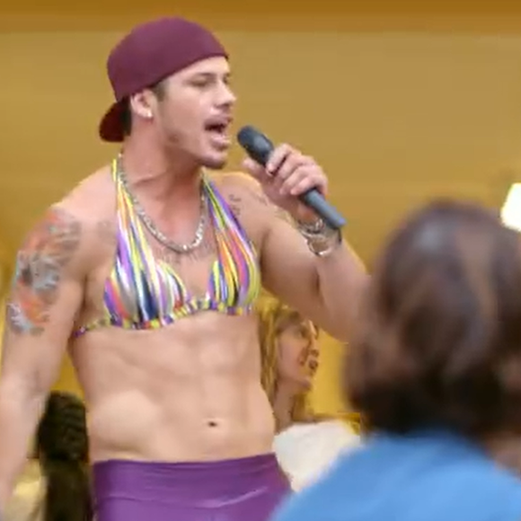 Darkson, de 'Avenida Brasil', interpretado por José Loreto, trabalhava fazendo propaganda ao microfone na calçada para a loja de Diógenes (Otávio Augusto). Cheio de ginga e estilo, era o maior pegador do Divino