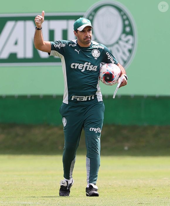 Técnico do Palmeiras, Abel Ferreira não resiste a Tomahawk Black Angus, tipo de carne nobre, que custava quase R$ 400 em 2023