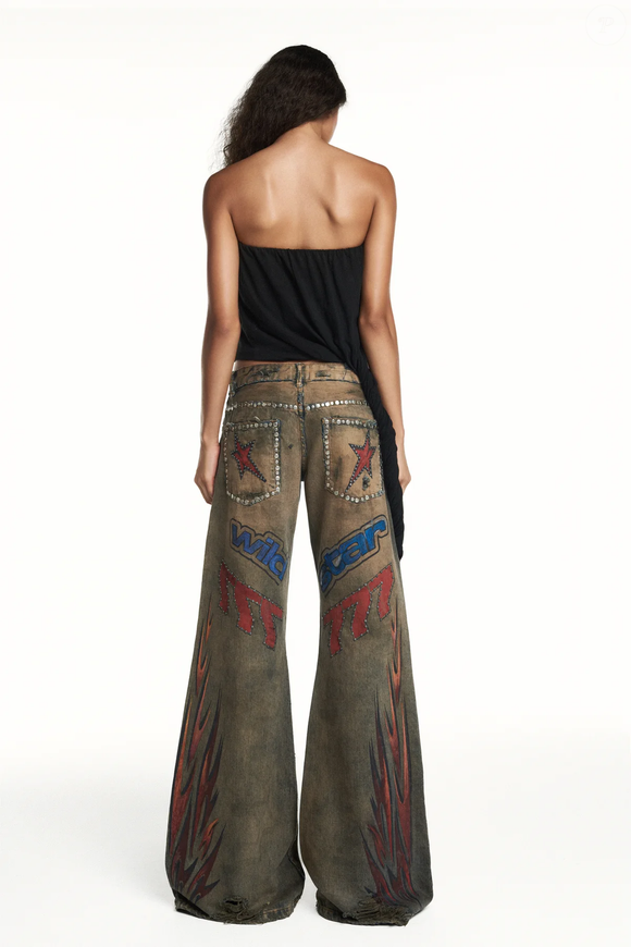 Calça estilo motocross da Tig usada por Rafa Justus no Lollapalooza aposta em tachas, rasgos e visual ousado de quase R$ 4 mil