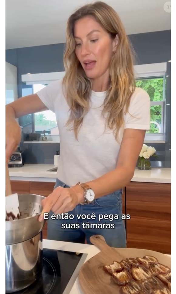 Receita começa derretendo uma barra de chocolate amargo 70% sem açúcar