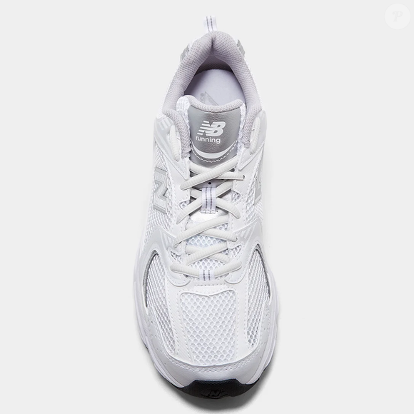 Queridinho entre famosas e fashionistas, o New Balance 530 entrega estilo nostálgico com máximo conforto
