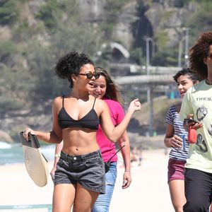 Bella Campos grava como Maria de Fátima na praia de São Conrado no Rio de Janeiro