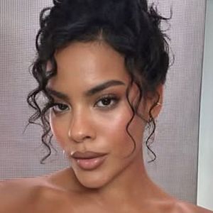 Bella Campos chorou ao falar sobre as críticas e as polêmicas com Cauã Reymond