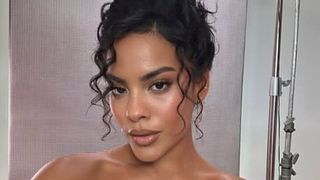 Bella Campos chora e cita 'dias muito difíceis' ao falar sobre críticas e polêmicas nos bastidores da novela 'Vale Tudo': 'Crueldade'