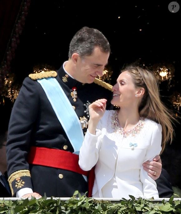 Inspirando elegância em cada aparição, Letizia aposta em um bronzeado sutil que harmoniza com seus looks de verão e reforça uma imagem de cuidado, sofisticação e energia