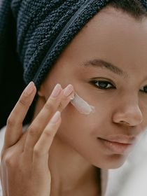 Helena Rodero, farmacêutica: 'Colocar o creme Nivea na geladeira pode trazer alívio e reduzir a inflamação na pele, mas eu nunca o recomendaria como produto pós-sol'