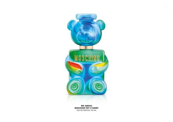 Os perfumes Toy 2 Gummy e Toy 2 Yummy preservam o formato de ursinho característico da linha Toy, com logotipo dourado e tampa que reproduz a cabeça do animal. A novidade fica por conta da aplicação de tie-dye desenvolvida manualmente, que faz com que cada embalagem apresente uma combinação própria de cores e formas