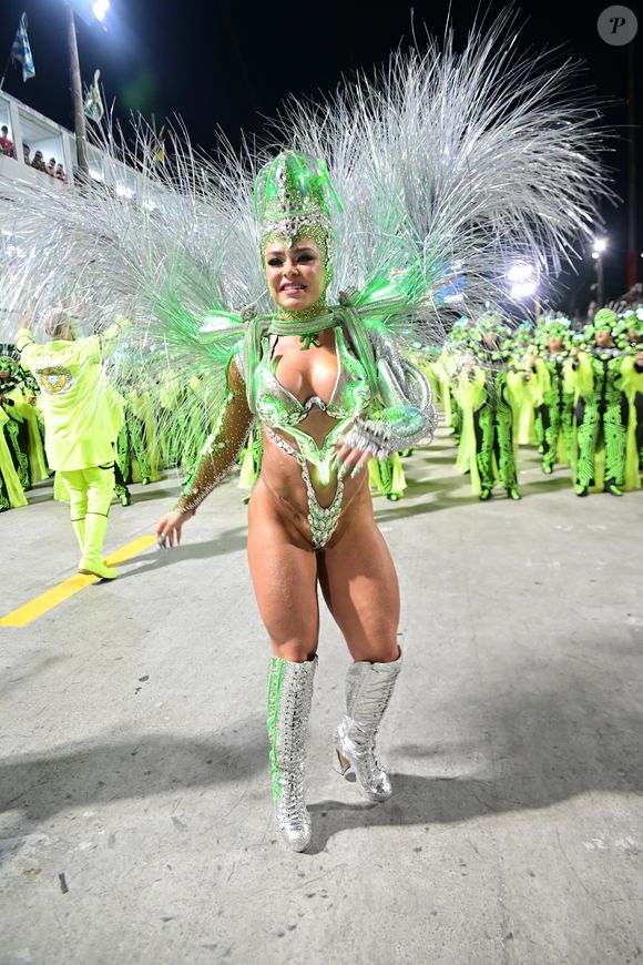 Fabíola de Andrade também aproveitou para dedicar seu desfile ao bicheiro preso