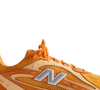O New Balance 204L Kith Orange se destaca pelo tom vibrante de laranja, cabedal estruturado e entressola confortável, unindo estilo urbano e proposta contemporânea