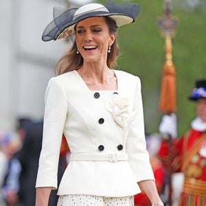 Kate Middleton foi vista usando joias históricas durante a tradicional Royal Garden Party no Palácio de Buckingham, em 8 de maio, ao surgir com peças que pertenceram à Princesa Diana e à Rainha Elizabeth II