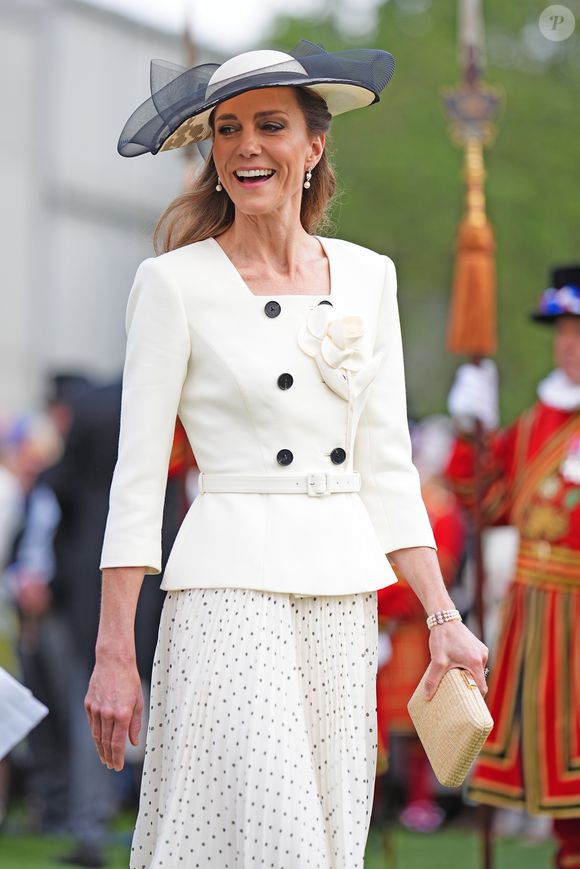 Kate Middleton foi vista usando joias históricas durante a tradicional Royal Garden Party no Palácio de Buckingham, em 8 de maio, ao surgir com peças que pertenceram à Princesa Diana e à Rainha Elizabeth II