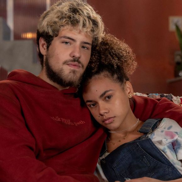 Raul e Joélly estão à procura da filha após seu nascimento na novela 'Três Graças', na Globo