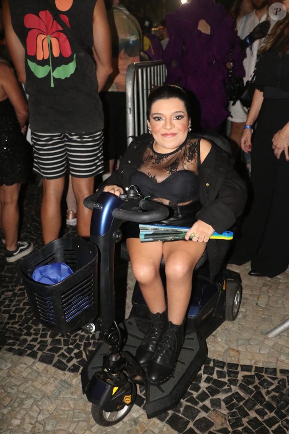 Show da Lady Gaga no Rio: a influenciadora Pequena Lo usou a transparência em um look all black