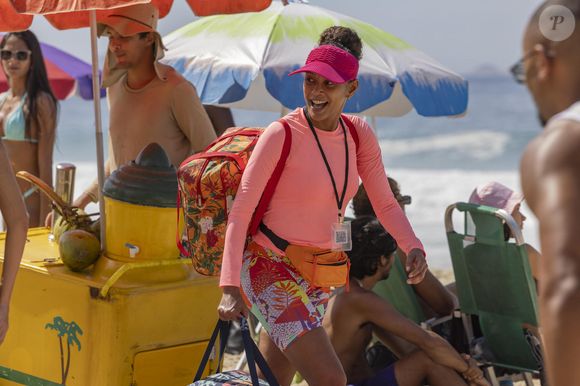 Raquel (Taís Araújo) faz sucesso vendendo sanduíche na praia em Vale Tudo