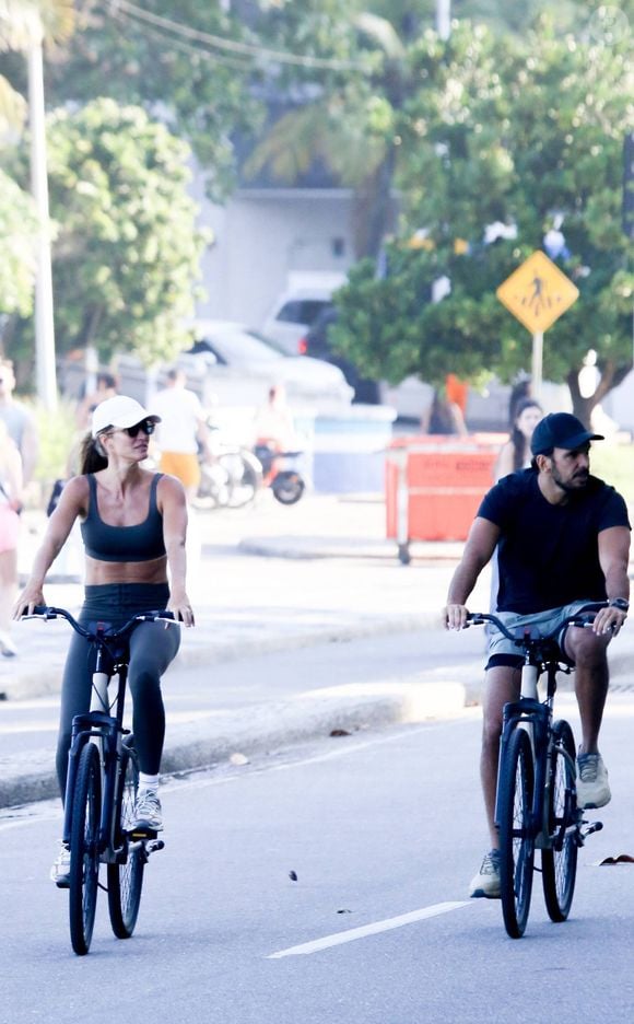 Depois de desembarcar no Rio de Janeiro, Gisele Bündchen foi fotografada andando de bicicleta pela orla junto do marido