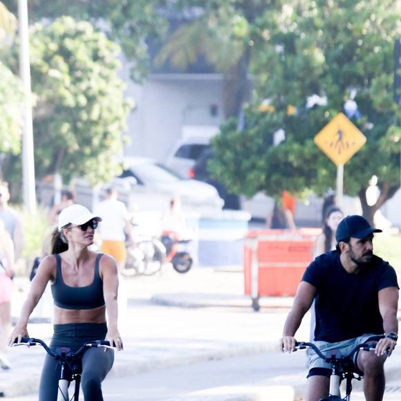 Depois de desembarcar no Rio de Janeiro, Gisele Bündchen foi fotografada andando de bicicleta pela orla junto do marido