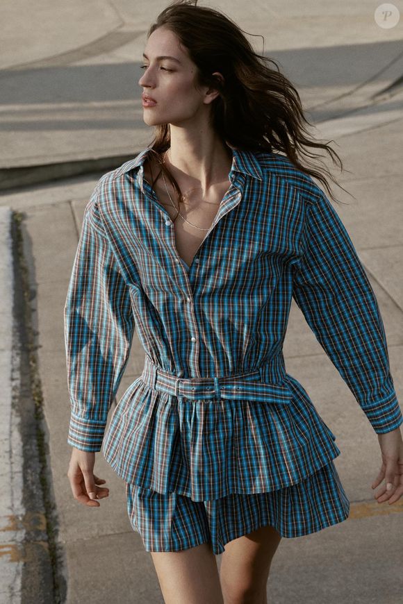 Outra aposta interessante é o Vestido Curto Xadrez Babado Cinto, que mistura tons de marrom e azul em uma modelagem feminina e confortável