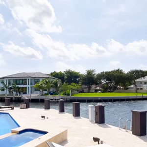 A casa de Messi em Fort Lauderdale combina vidro, iluminação natural e integração com os canais da região