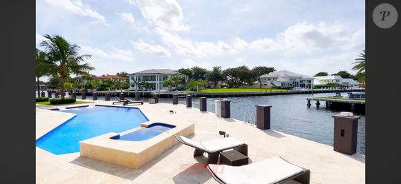 A casa de Messi em Fort Lauderdale combina vidro, iluminação natural e integração com os canais da região