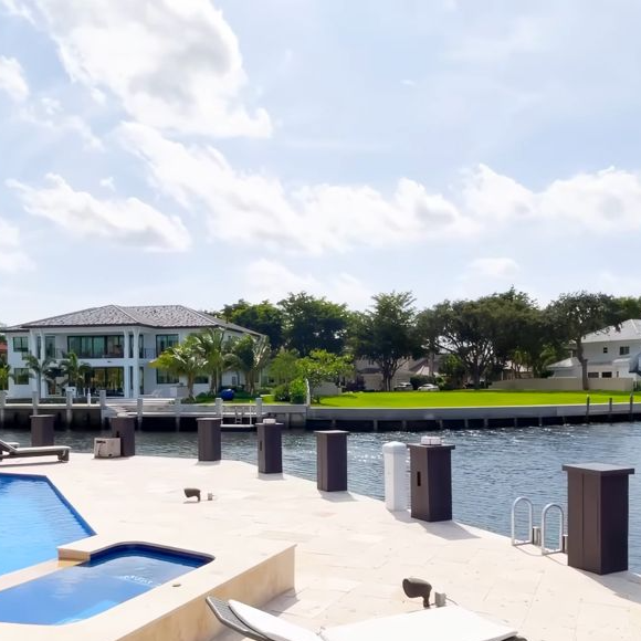 A casa de Messi em Fort Lauderdale combina vidro, iluminação natural e integração com os canais da região