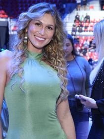 Casal? Lívia Andrade e lutador campeão de MMA vão juntos à diferente luta de boxe e web 'shippa' famosos: 'Combinam muito'