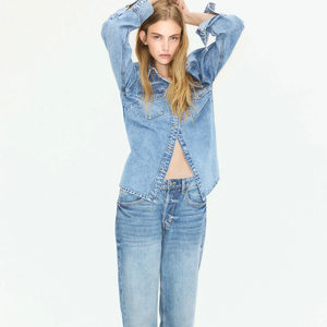 A calça jeans de lavagem clara lembra bastante um modelo vendido pela H&M no Brasil. Trata-se do Straight Regular Jeans na cor azul denim claro, encontrado por R$ 279,90
