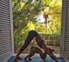 Gisele Bündchen e yoga: Ajuda a alongar músculos e articulações, promovendo maior amplitude de movimento.