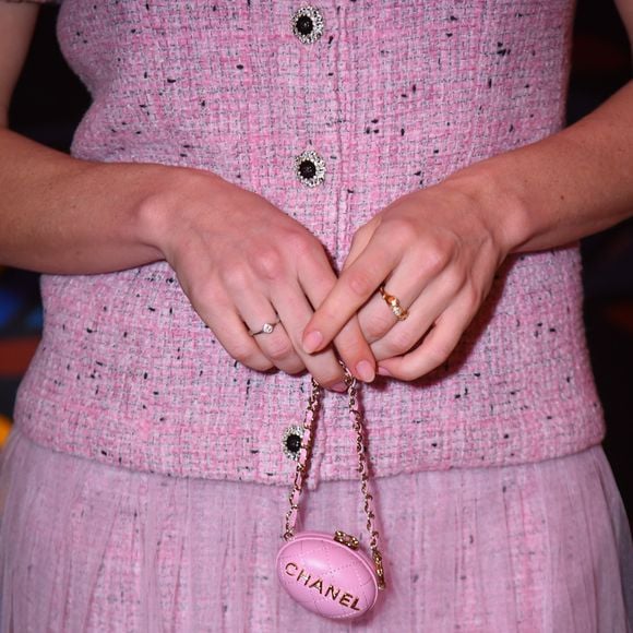 Micro bolsa cor de rosa de Alice Wegmann foi destaque no visual
