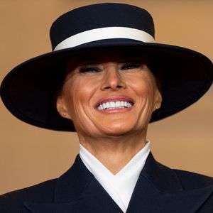 Qual o significado do look de Melania usado na posse de Donald Trump nesta última segunda-feira?