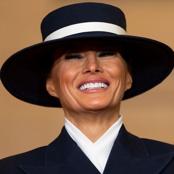 Qual o significado do look de Melania usado na posse de Donald Trump nesta última segunda-feira?