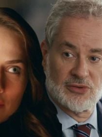 Mensagem do inferno para Ademir: resumo da novela 'Quem Ama Cuida' (27 de julho a 1º de agosto) traz advogado encurralado por assédio, confronto explosivo entre Adriana e Pilar e sequestro de Elisa