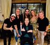 Faustão surgiu em foto com pé imobilizado ao lado da mulher, Luciana Cardoso, do filho do meio, João Guilherme, de Gusttavo Lima, e empresários