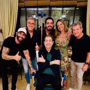 Faustão surgiu em foto com pé imobilizado ao lado da mulher, Luciana Cardoso, do filho do meio, João Guilherme, de Gusttavo Lima, e empresários