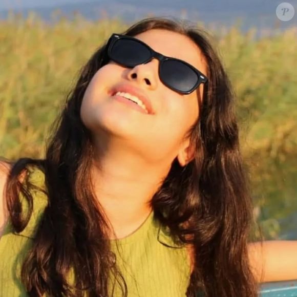 Kübra Süzgün, a Nisan da novela 'Força de Mulher', foi premiada como Melhor Atriz Mirim por importante premiação da Turquia