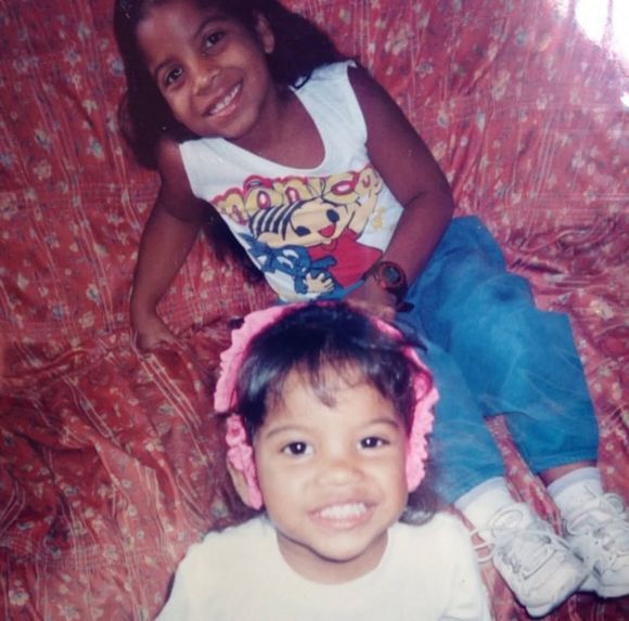 Caso Juliana Marins: irmã da jovem que morreu na Indonésia publicou fotos das duas ainda na infância.